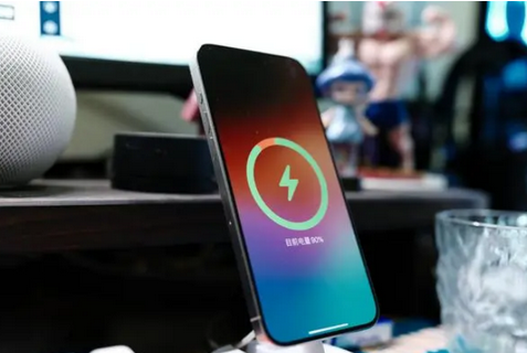 中卫苹果15换屏服务分享用什么充电器给iPhone15充电更好 